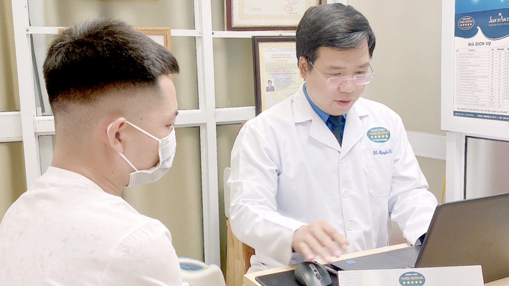 Bác sĩ Nguyễn Tiến Thành thăm khám, tư vấn cho một bệnh nhân - Ảnh: BSCC