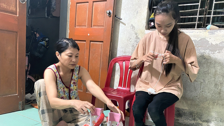 The mother, Tu Anh and her prosthetic leg have been with their daughter every step of the way - photo: DOAN HOA