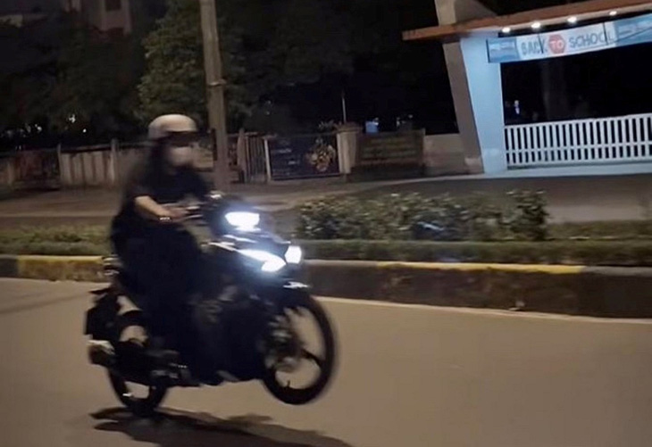 Hình ảnh cô gái bốc đầu xe máy khi đang chạy trên đường phố Đông Hà vừa bị lập biên bản xử phạt - Ảnh: H.T.