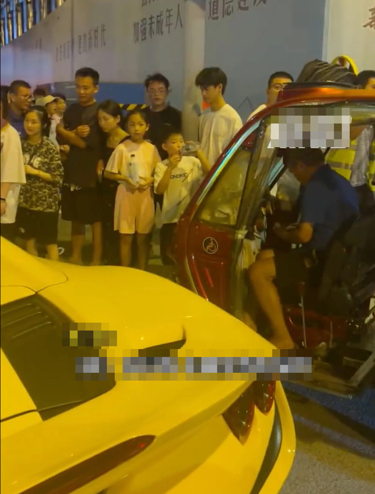 Ban đầu người lái xe ba bánh định chạy trốn khỏi hiện trường, nhưng tài xế Ferrari đã ngăn lại được - Ảnh: Weibo