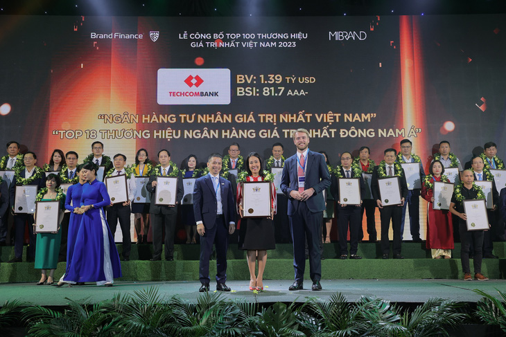 Bà Thái Minh Diễm Tú, Giám đốc Khối Tiếp thị (CMO) Ngân hàng Techcombank nhận giải thưởng tại Lễ công bố top 100 thương hiệu giá trị nhất Việt Nam - Ảnh: TCB