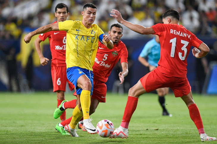 Ronaldo (trái) thi đấu nỗ lực khi chạm trán Shabab Al-Ahli - Ảnh: AFP