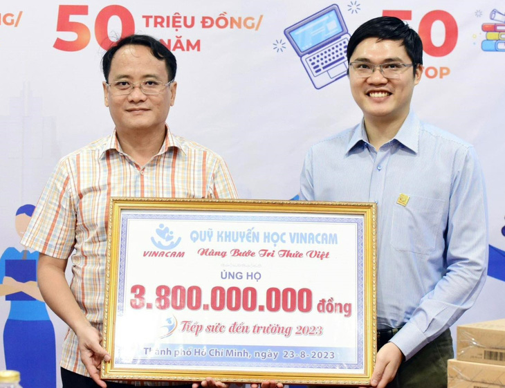 Vinacam Deputy Director General Vu Hai Son (right) awarded VND 3.8 billion to support Tuoyi Tre's school relay scholarship - Photo: D.Phan