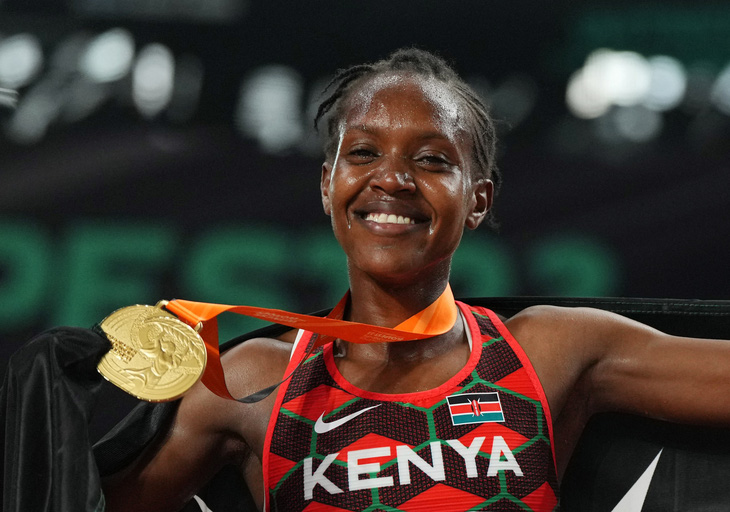 Niềm vui của Faith Kipyegon khi chiến thắng ở nội dung 1.500m nữ - Ảnh: REUTERS