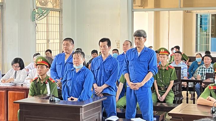 Tòa án nhân dân tỉnh An Giang xét xử lại vụ cựu cán bộ hải quan bị cáo buộc cùng bốn bị cáo khác buôn lậu - Ảnh: CHÍ HẠNH