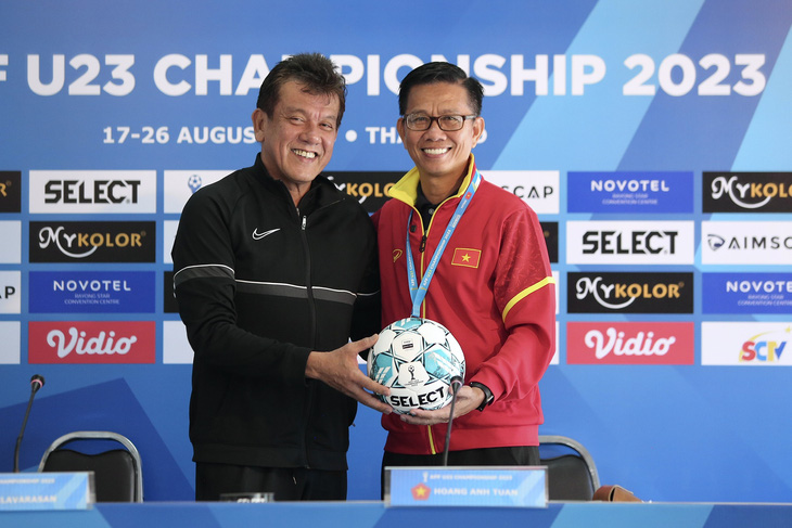 HLV Elavarasan của U23 Malaysia (trái) đánh giá cao ông Hoàng Anh Tuấn - Ảnh: H.TÙNG