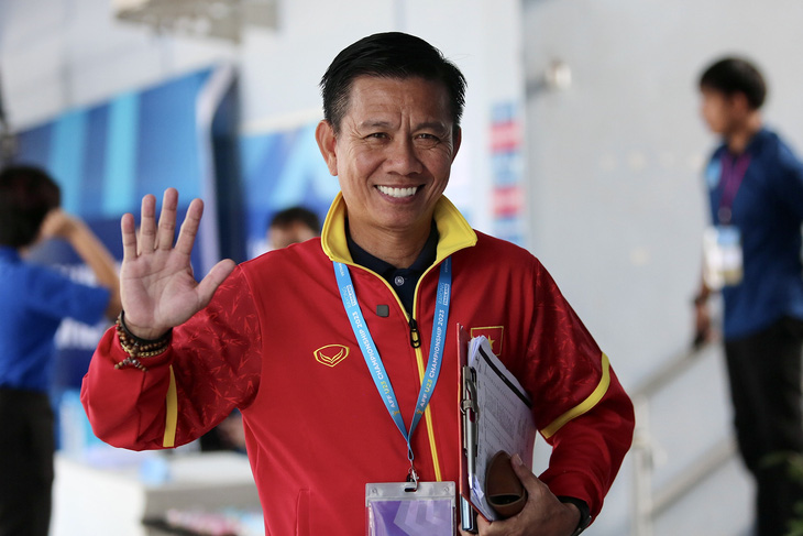 HLV Hoàng Anh Tuấn giữ tinh thần thoải mái trong buổi họp báo trước trận bán kết U23 Malaysia - U23 Việt Nam - Ảnh: H.TÙNG