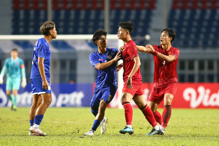 Một cầu thủ Philippines và trung vệ Lương Duy Cương can ngăn Văn Trường - Ảnh: H.TÙNG