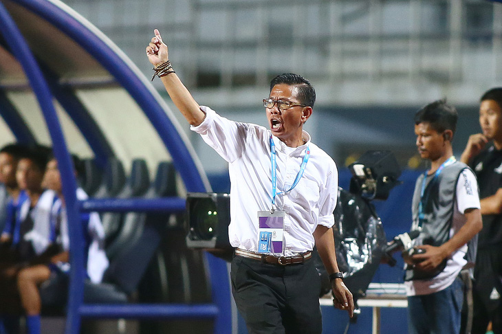 HLV Hoàng Anh Tuấn to tiếng hướng vào sân khi Văn Trường gây hấn với cầu thủ U23 Philippines - Ảnh: H.TÙNG