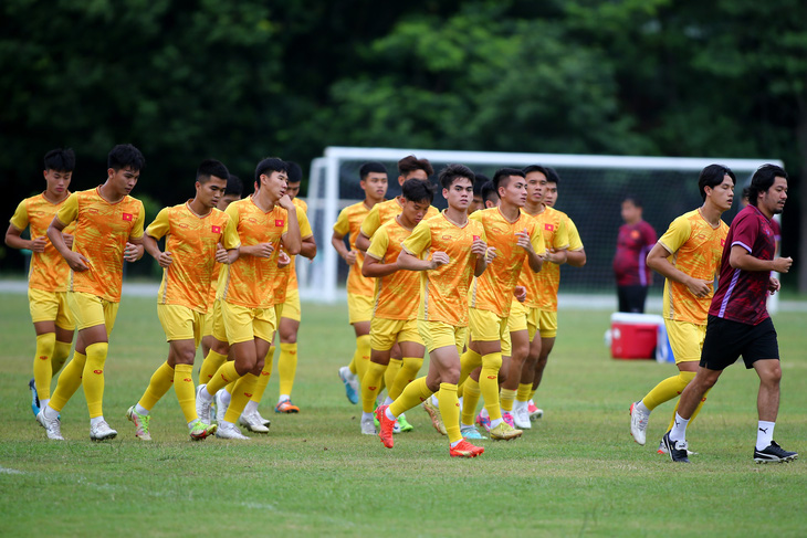 Tiền vệ đội phó U23 Việt Nam Khuất Văn Khang (giày đỏ) chia sẻ toàn đội đang có tinh thần rất tốt trước trận bán kết - Ảnh: H.TÙNG