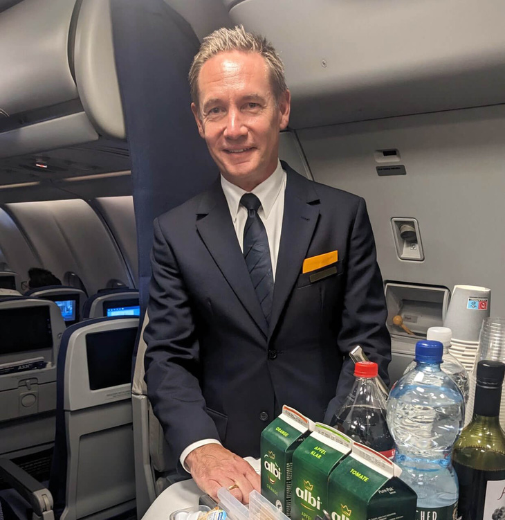 CEO của Lufthansa bày tỏ sự trân trọng đến các thành viên phi hành đoàn của hãng sau những trải nghiệm ở vị trí của tiếp viên hàng không - Ảnh: Lufthansa