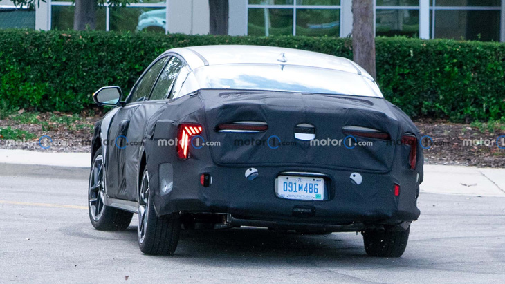 The rear area has also been completely redesigned with vertical taillights joined by a new horizontal bar - Photo: Motor 1