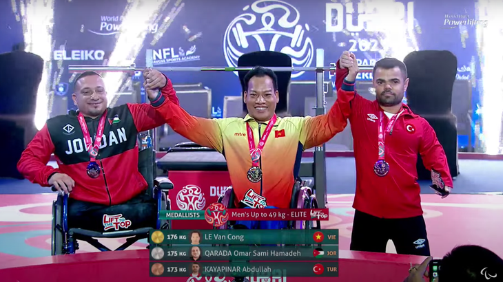 Lê Văn Công (giữa) đăng quang giải thế giới 2023 - Ảnh: IPC