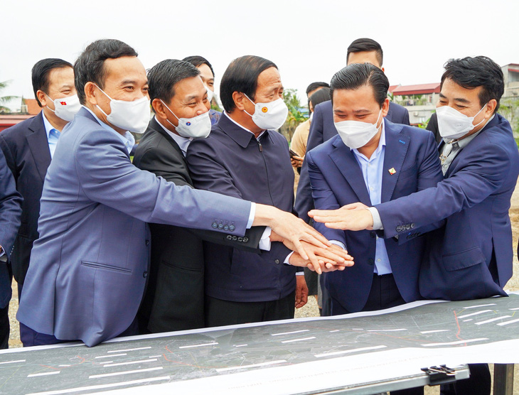 Phó thủ tướng Lê Văn Thành (giữa) đề nghị nhà thầu cùng bày tỏ quyết tâm hoàn thành đúng tiến độ dự án tuyến đường ven biển Hải Phòng - Thái Bình - Ảnh: ĐÀM THANH