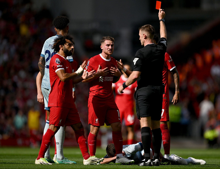 Mac Allister nhận thẻ đỏ trong trận Liverpool gặp Bournemouth - Ảnh: LIVERPOOL FC