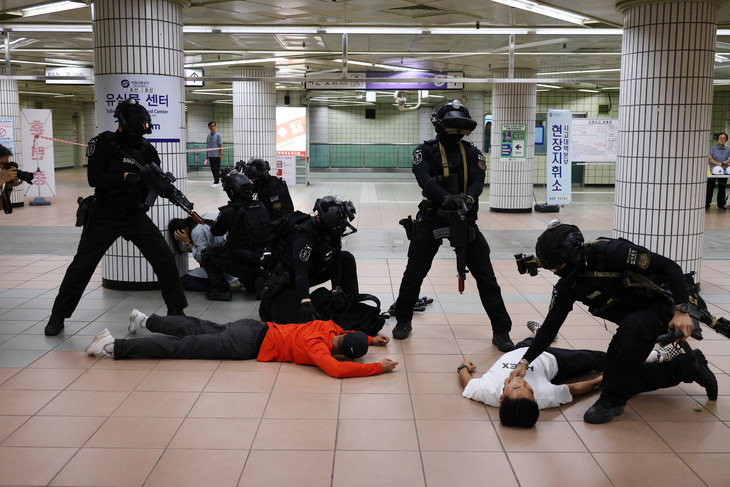 Lực lượng chống khủng bố Hàn Quốc diễn tập tại một ga tàu điện ngầm ngày 22-8 - Ảnh: REUTERS