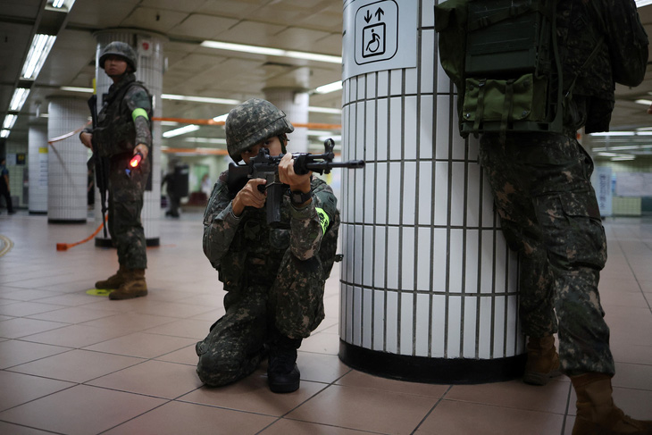 Binh sĩ Hàn Quốc tham gia diễn tập tại một ga tàu điện ngầm, trong khuôn khổ tập trận Lá chắn tự do Ulchi 2023 - Ảnh: REUTERS
