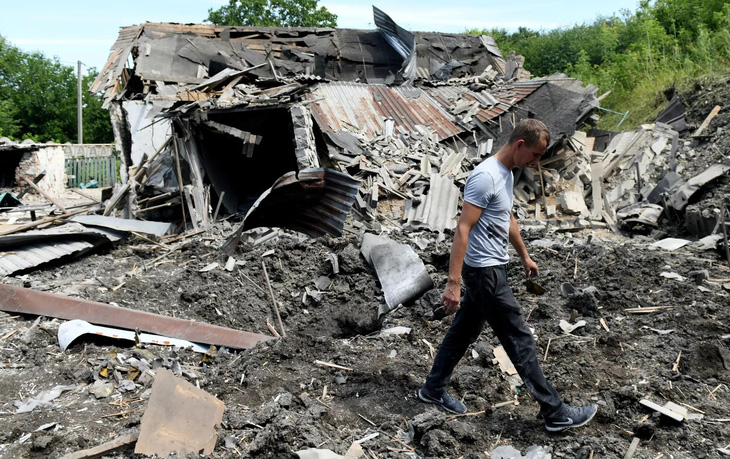 Một tòa nhà tại thành phố Donetsk do Nga kiểm soát bị phá hủy do pháo kích của Ukraine sáng 23-8 - Ảnh: SPUTNIK