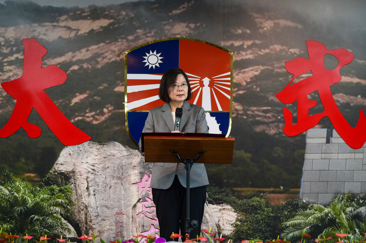 Lãnh đạo Đài Loan Thái Anh Văn phát biểu trên đảo Kim Môn trong dịp tưởng niệm 65 năm trận chiến tại đảo này - Ảnh: AFP