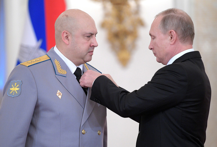 Tổng thống Nga Vladimir Putin trao huân chương cho ông Surovikin (trái) vì những đóng góp trên chiến trường Syria hồi năm 2017 - Ảnh: AFP