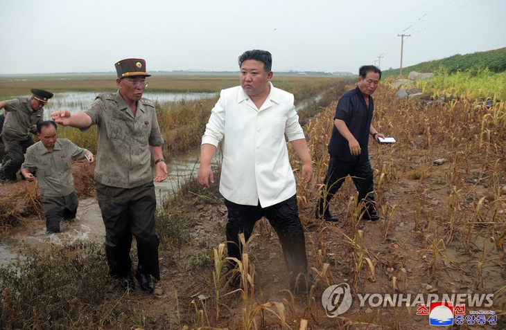 Truyền thông Hàn Quốc cho biết những bức ảnh chụp ông Kim với phần ống quần ướt đẫm nước và bùn đã khắc ghi vào trái tim của người dân - Ảnh: YONHAP