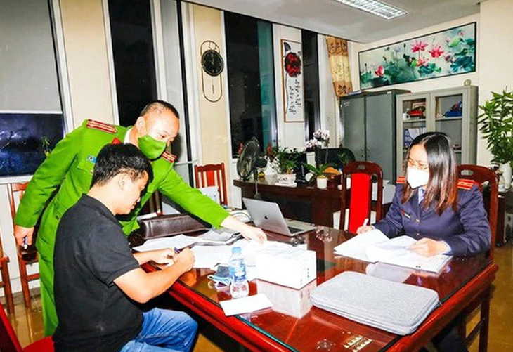 Tổng giám đốc Công ty Việt Á Phan Quốc Việt tại cơ quan điều tra - Ảnh: GIANG LONG