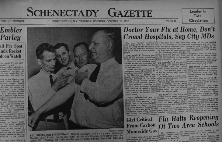 Trang nhất báo Schenectady Gazette ngày 22 tháng 10 năm 1957. Ảnh tư liệu
