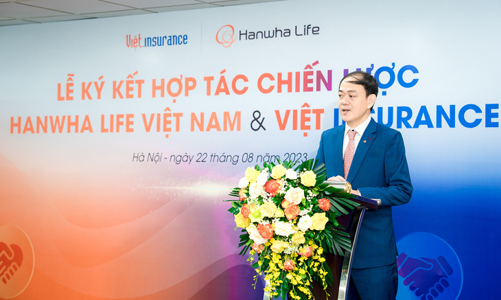 Ông Đào Duy Ninh - Phó Tổng giám đốc phát triển chiến lược và kênh phân phối Hanwha Life Việt Nam phát biểu phát biểu tại buổi ký kết.