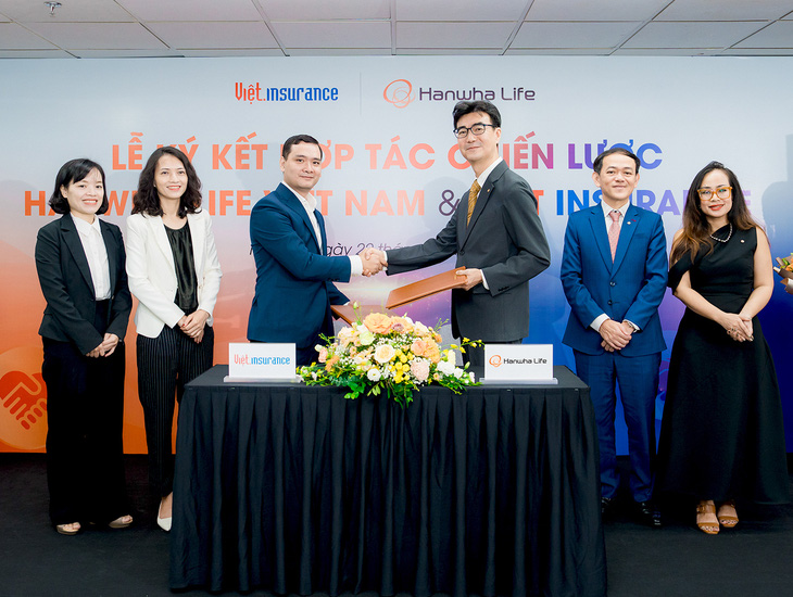 Chủ tịch HĐTV kiêm CEO Hanwha Life Việt Nam - ông Hwang Jun Hwan (phải) ký kết thỏa thuận hợp tác với Tổng Giám đốc VIS - ông Mai Văn Nội (trái).