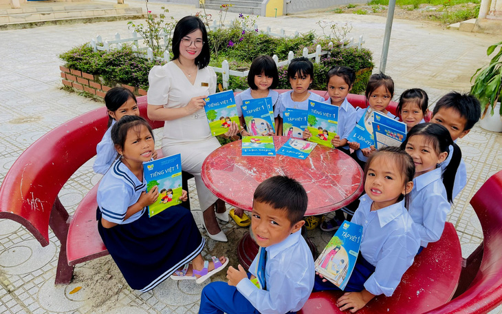Cô giáo vùng cao dùng tiền tiết kiệm tặng sách giáo khoa cho học trò