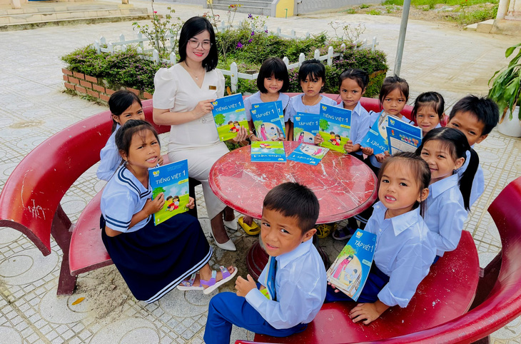 Cô giáo Thúy Phụng tặng 131 bộ sách giáo khoa cho học sinh bằng tiền tiết kiệm từ việc bán hàng online - Ảnh: H.T
