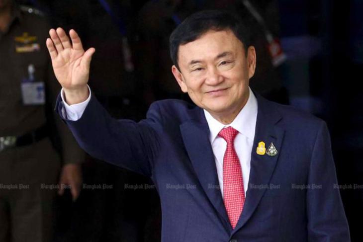 Ông Thaksin vẫy tay chào khi đến sân bay Don Mueang ở Bangkok, Thái Lan hôm 22-8 - Ảnh: BANGKOK POST