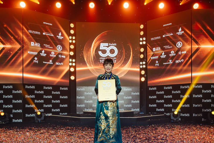 Bà Huỳnh Bích Ngọc - Chủ tịch HĐQT TTC AgriS nhận giải Top 50 Công ty niêm yết tốt nhất do Forbes Việt Nam bình chọn. Ảnh: Đ.H
