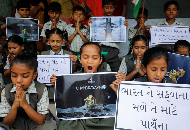 Students pray for a successful landing at a school in Ahmedabad, India - Photo: REUTERS