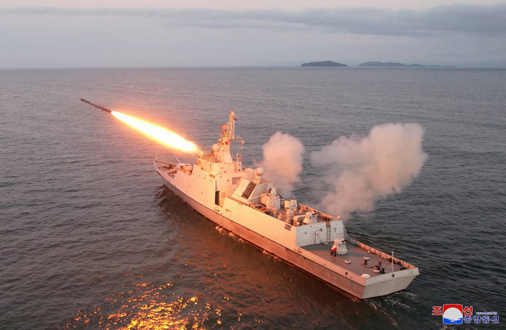 Chiến hạm 661 phóng tên lửa hành trình tầm xa - Ảnh: REUTERS