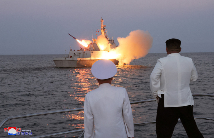 Nhà lãnh đạo Triều Tiên giám sát vụ phóng tên lửa từ tàu 661 - Ảnh: REUTERS