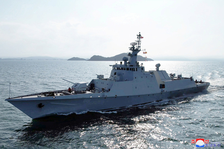 Chiến hạm 661 của Triều Tiên cơ động trên biển - Ảnh: REUTERS