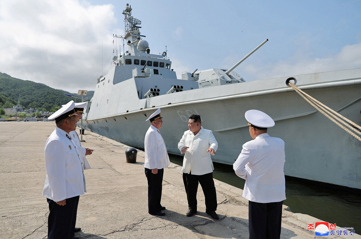 Ông Kim Jong Un chỉ đạo các quan chức hải quân khi tàu 661 đang neo tại cầu cảng - Ảnh: REUTERS