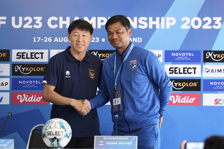 HLV U23 Indonesia Shin Tae Yong (trái) và HLV U23 Thái Lan Ithsara Sritharo trong buổi họp báo trước trận - Ảnh: H.TÙNG