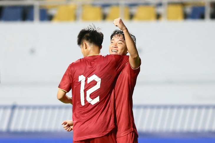 Các tuyển thủ U23 Việt Nam giành vé vào bán kết sau chiến thắng 1-0 trước U23 Philippines - Ảnh: HOÀNG TÙNG