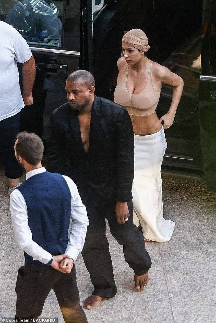 Chiếc khăn quấn đầu của vợ mới Kanye được dân mạng cho rằng đây là cách cô nàng biến tấu chiếc quần tất thành khăn đội đầu