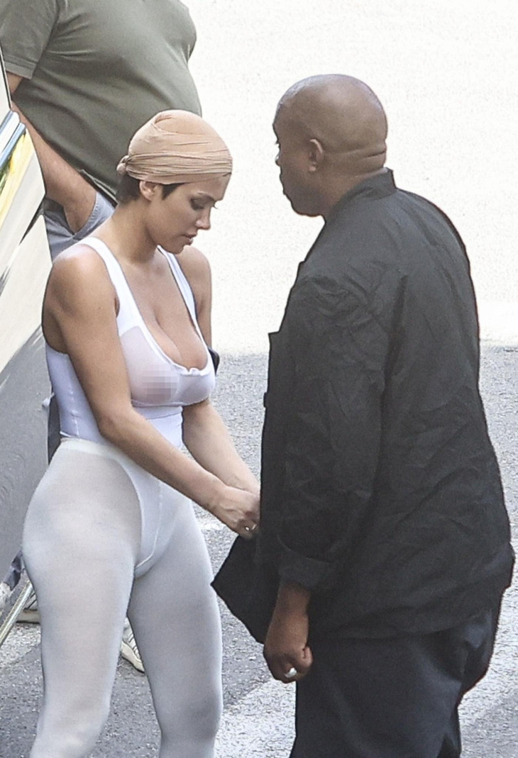 Bỏ mặc ngoài tai mọi chỉ trích, tần suất vợ mới Kanye mặc phản cảm, hở hang đến mức biến đổi luôn chức năng của trang phục là che chắn cơ thể.