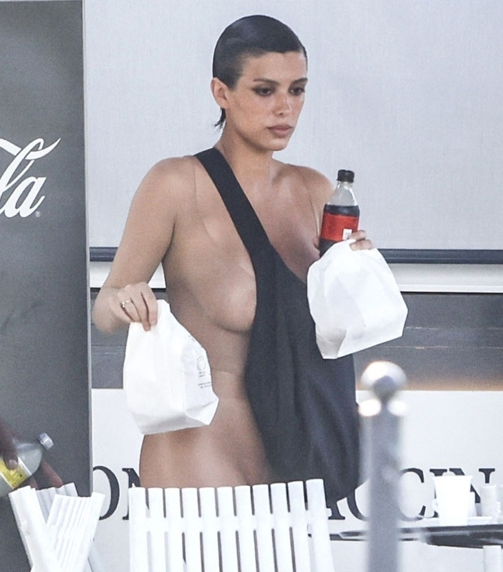Bianca Censori phô bày cơ thể dưới bộ cánh màu nude tại Ý