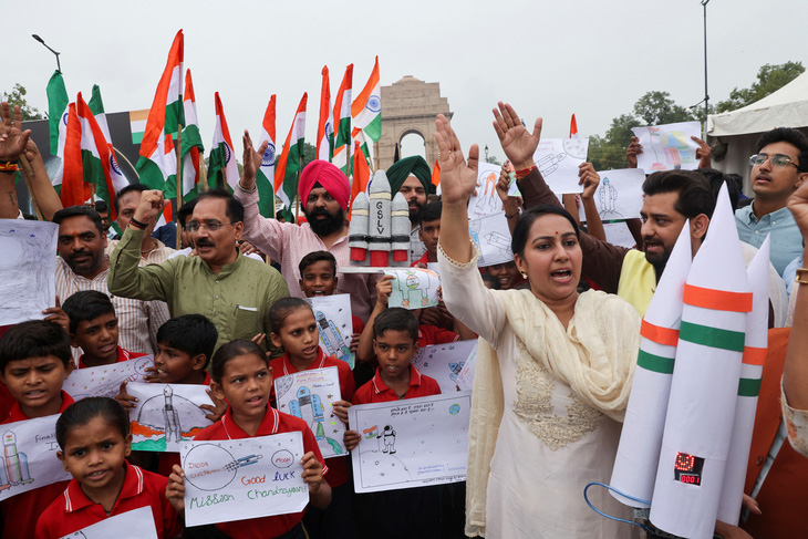 Người dân ở New Delhi xuống đường mừng tàu Chandrayaan-3 của Ấn Độ đổ bộ thành công lên Mặt trăng ngày 23-8 - Ảnh: REUTERS