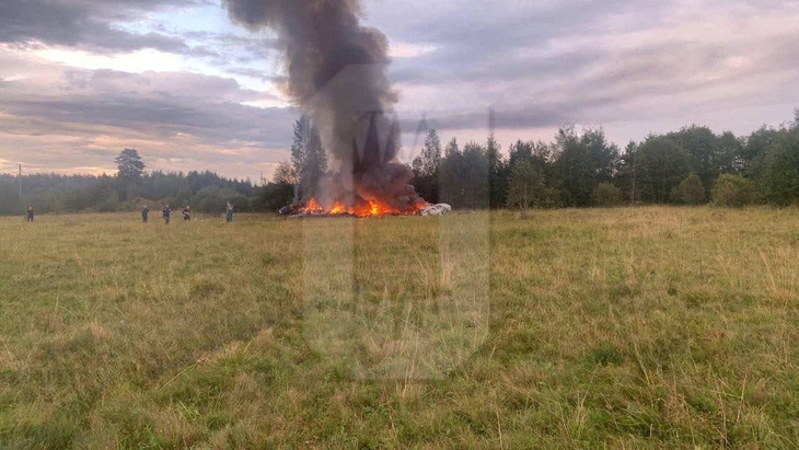 Hình ảnh cho thấy mảnh vỡ máy bay bốc cháy sau tai nạn được cho là tại một địa điểm ở Tver, Nga. Ông  Yevgeny Prigozhin, người đứng đầu nhóm lính đánh thuê tư nhân Wagner, được cho là tử vong trong tai nạn - Ảnh: REUTERS