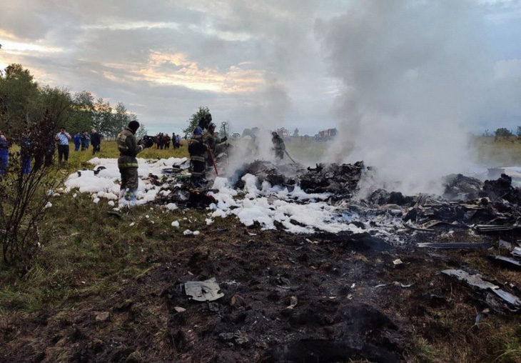 Hình ảnh cho thấy hiện trường sau tai nạn máy bay - đã được dập lửa - tại một địa điểm ở Tver, Nga. Ông Yevgeny Prigozhin, người đứng đầu nhóm lính đánh thuê tư nhân Wagner, được cho là tử vong trong tai nạn - Ảnh: REUTERS
