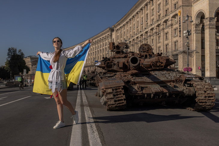 Người dân Ukraine mừng quốc khánh tại Kiev ngày 24-8 - Ảnh: AFP