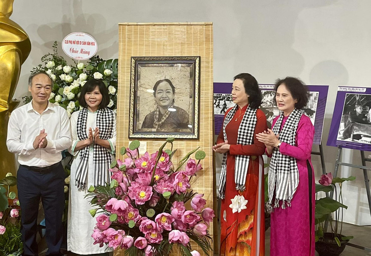 Bảo tàng Phụ nữ Việt Nam tiếp nhận tranh chân dung bà Nguyễn Thị Định làm từ lá sen - Ảnh: T.ĐIỂU