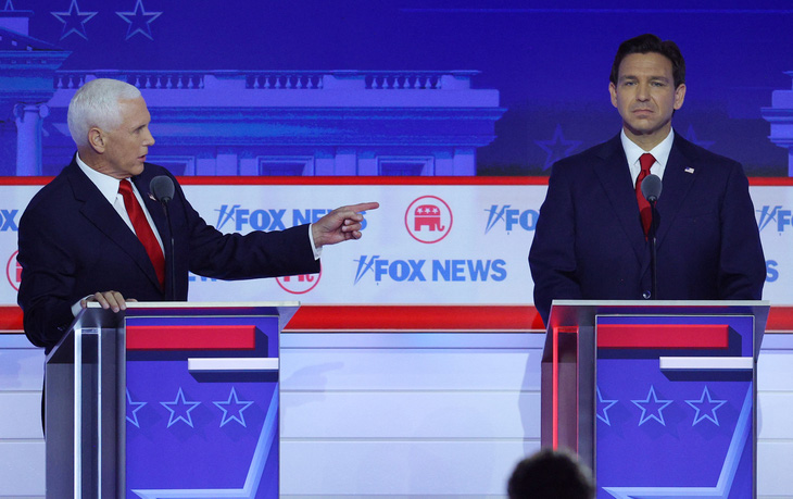 Thống đốc bang Florida Ron DeSantis (phải) và ông Mike Pence, phó tổng thống Mỹ dưới thời ông Trump. Ông DeSantis đã có màn tranh luận được cho là dưới sức - Ảnh: REUTERS