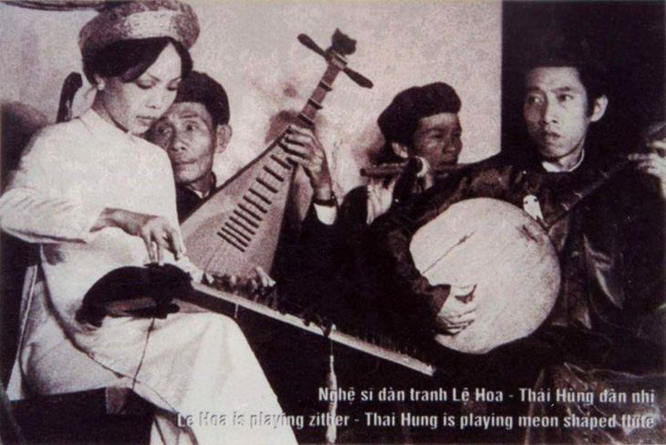 Nghệ sĩ đàn tranh Lệ Hoa (bên trái) và nghệ sĩ đàn nguyệt Thái Hùng (bên phải) trong những ngày đầu tiên của CLB Ca Huế - Ảnh: M.TỰ